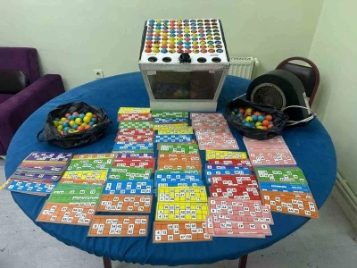 Kumar oynatılan mekana kapıyı ikiye b&ouml;lerek giren polis, &ccedil;atıdan ka&ccedil;maya &ccedil;alışanları yakaladı
