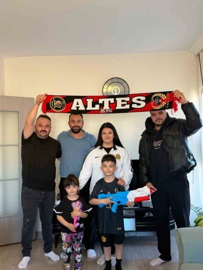 Kumbarasındaki parayı Eskişehirspor&rsquo;a bağışlayan H&uuml;seyin Buğra&rsquo;ya s&uuml;rpriz hediye
