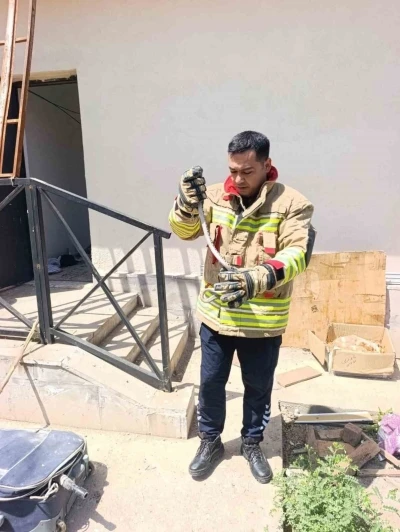 Kumlu&rsquo;da eve giren yılanı itfaiye yakaladı
