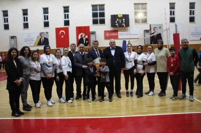 Kumluca&rsquo;da kadınlar &ouml;ğretmenler arasında d&uuml;zenlenen voleybol turnuvası sona erdi
