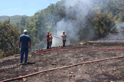 Kumluca&rsquo;da makilik alanda &ccedil;ıkan yangın, evlere ve ormanlık alana sı&ccedil;ramadan s&ouml;nd&uuml;r&uuml;ld&uuml;

