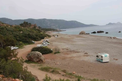 Kumluca&rsquo;da sahil ve kamu alanlarında karavan konaklaması yasaklandı, karavancılar b&ouml;lgeden &ccedil;ıkarıldı
