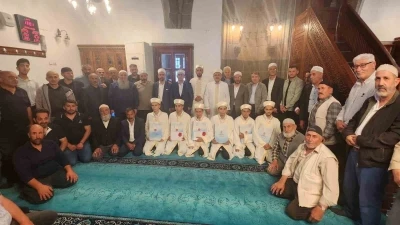 Kur&rsquo;an b&uuml;lb&uuml;lleri hafızlık belgelerini tarihi Bakırcı Camii&rsquo;nde aldı
