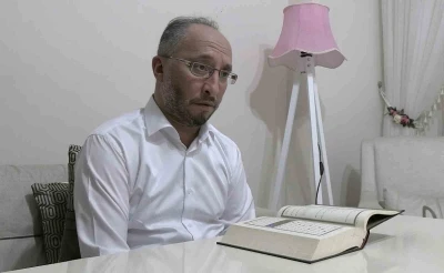 Kur&rsquo;an-ı Kerim&rsquo;i ezberlemenin &ouml;tesine ge&ccedil;ti: Ayetlerin sayfasını ve satırını saniyeler i&ccedil;inde s&ouml;yl&uuml;yor
