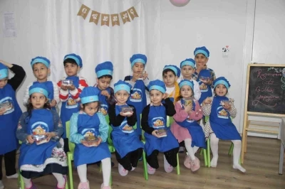 Kur&rsquo;an kursu &ouml;ğrenciler ailelerine g&uuml;lla&ccedil; hazırladı
