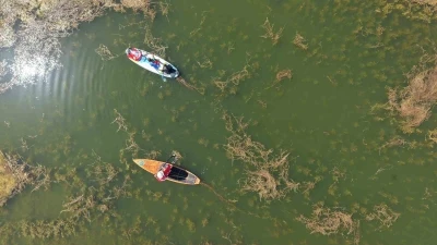 Kuraklığa dikkat çekmek için Beyşehir Gölü’nü SUP ile kürek çekerek bir uçtan bir uca geçtiler
