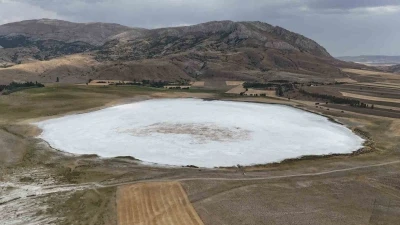 Kuraklık bir gölü daha kuruttu, tamamen kuruyan gölden geriye tuz tabakası kaldı
