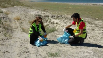 Kuraklıkla boğuşan Burdur Gölü sahilinde gönüllüler çöp topladı

