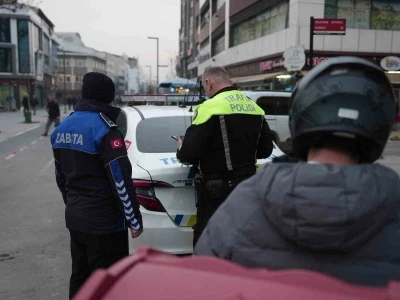 Kurallara uymayan s&uuml;r&uuml;c&uuml;lere 993 TL ceza kesildi
