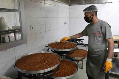 Kurban Bayramı i&ccedil;in tescilli tatlıların &uuml;retimi gece g&uuml;nd&uuml;z devam ediyor
