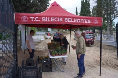 Kurban Bayramı&rsquo;nın birinci g&uuml;n&uuml;nde mezarlıklarda &ccedil;i&ccedil;ek dağıtıldı
