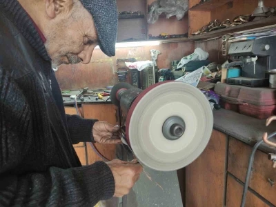 Kurban Bayramı &ouml;ncesi bı&ccedil;ak bileyicilerinin yoğun mesaisi
