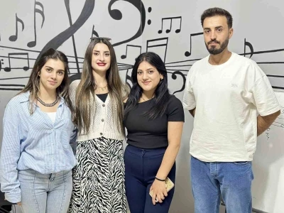 Kurduğu müzik akademisinde öğrencilerini üniversiteye hazırlıyor
