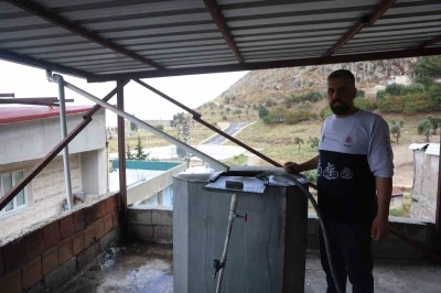 Kurduğu sistemle depoladığı yağmur suyunu evde kullanan vatandaş sosyal medyada ilgi odağı oldu
