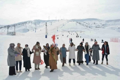 Kursiyer kadınlar kızakla kayıp halay &ccedil;ekmenin keyfini &ccedil;ıkardı
