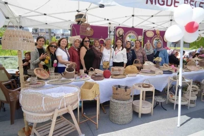Kursiyerler el emeği &uuml;r&uuml;nlerini sergiledi
