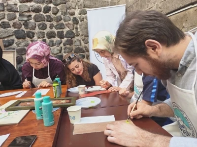 Kursiyerler geleneksel motifleri deri üzerine işledi
