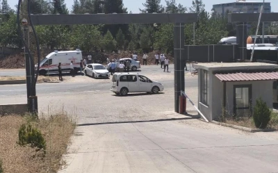 Kurtalan&rsquo;da iki otomobil &ccedil;arpıştı: 2 yaralı
