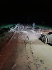 Kurtalan&rsquo;da otomobil &ccedil;amura saplandı