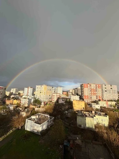 Kurtalan&rsquo;da yağmur sonrası g&ouml;kkuşağı g&ouml;z kamaştırdı
