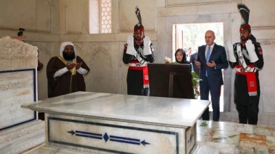 Kurtulmuş,  Muhammed İkbal’in kabrini ziyaret etti