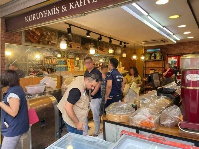 Kuru yemişçide kilolarca böceklenmiş ürün imha edildi
