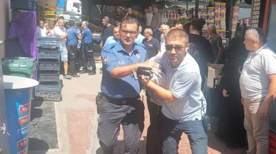 Kurusıkı silahla kuyumcu soymaya kalktı: Kuyumcu ve esnaftan meydan dayağı yedi
