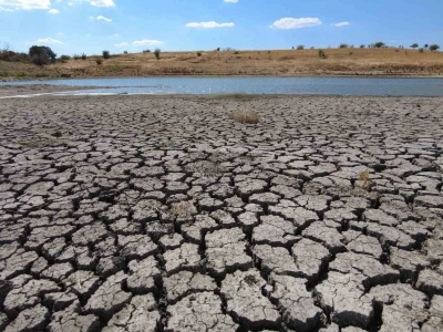 Kuruyan gölette derin çatlaklar oluştu
