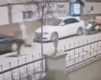 Kuryenin çantasındaki dürümü çalıp koşarak kaçtı
