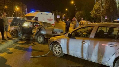 Kuş türü araba ortadan büküldü: 3 yaralı
