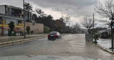 Kuşadası 30 dakikada yağışa teslim oldu, ara&ccedil;lar sele kapıldı
