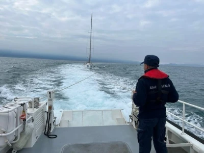 Kuşadası a&ccedil;ıklarında motoru bozulan tekne kurtarıldı
