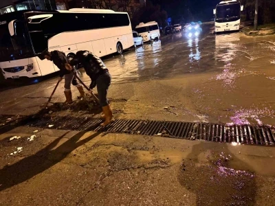 Kuşadası Belediyesi ekipleri yağmurun ilk anından itibaren sahadaydı
