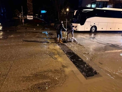 Kuşadası Belediyesi&rsquo;nin &rsquo;yağmur&rsquo; mesaisi aralıksız s&uuml;r&uuml;yor
