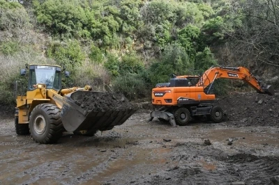 Kuşadası Belediyesi selin yaralarını sarmak i&ccedil;in saha &ccedil;alışmalarını s&uuml;rd&uuml;r&uuml;yor
