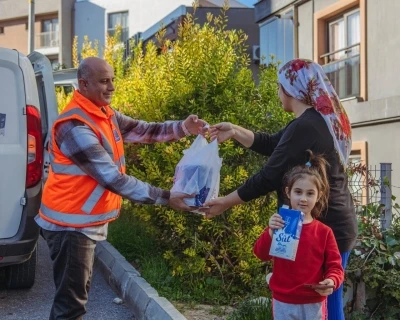 Kuşadası Belediyesi s&uuml;t dağıtımına devam ediyor
