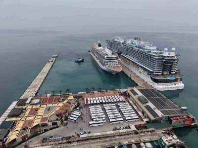 Kuşadası&rsquo;na 2 kruvaziyer 5 bin 297 turist getirdi
