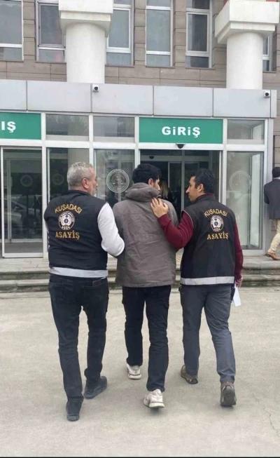 Kuşadası&rsquo;nda aranan 2 şahıs yakalandı
