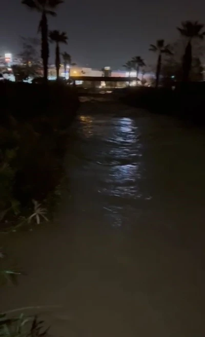 Kuşadası&rsquo;nda dere taştı, alışveriş merkezi sular altında kaldı
