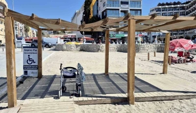 Kuşadası’nda engelli bireyleri güneşten koruyan gölgeliklere zarar verildi
