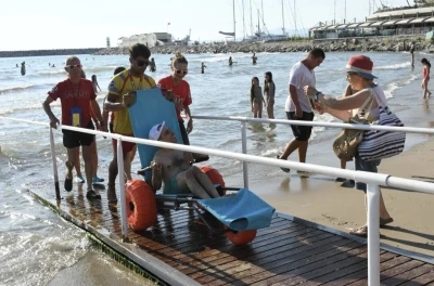 Kuşadası&rsquo;nda engelsiz plaj uygulamasıyla deniz keyfi herkes i&ccedil;in erişilebilir oldu
