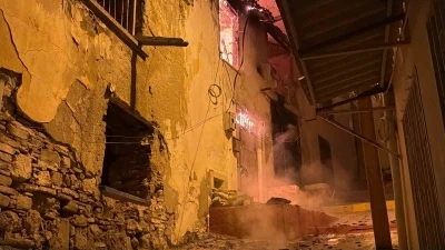 Kuşadası&rsquo;nda gece yarısı korkutan yangın: Yanlış parklar itfaiyeyi geciktirdi
