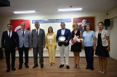 Kuşadası’nda hayırsever iş insanına eğitime destek plaketi
