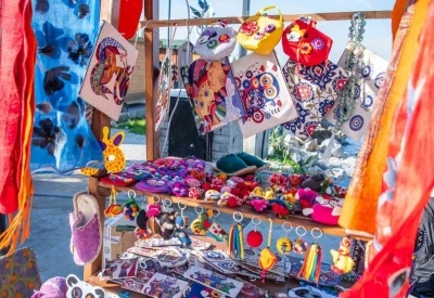 Kuşadası&rsquo;nda kurulan yılbaşı pazarı rengarenk g&ouml;r&uuml;n&uuml;m&uuml;yle ilgi odağı oldu
