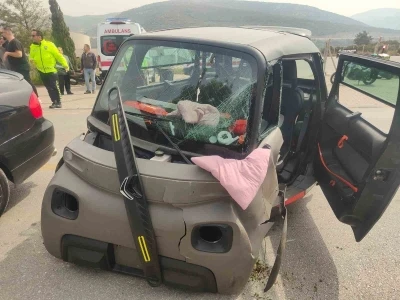 Kuşadası&rsquo;nda otomobil ile elektrikli ara&ccedil; kafa kafaya &ccedil;arpıştı: 4 yaralı
