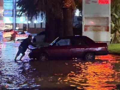 Kuşadası&rsquo;nda sağanak yağış yolları g&ouml;le &ccedil;evirdi
