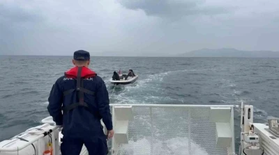 Kuşadası&rsquo;nda s&uuml;r&uuml;klenen teknedeki iki kişi kurtarıldı
