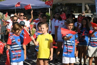 Kuşadası’nda Zafer Bayramı coşkusu tenis turnuvasıyla kutlanıyor
