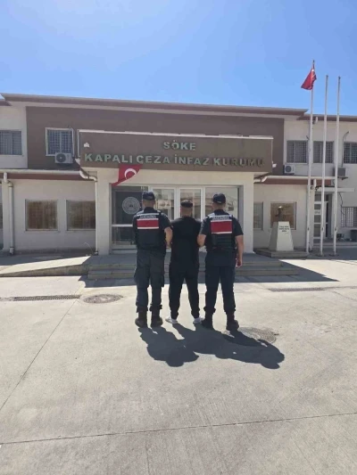 Kuşadası&rsquo;ndaki operasyonda yakalanan 2 ş&uuml;pheli tutuklandı
