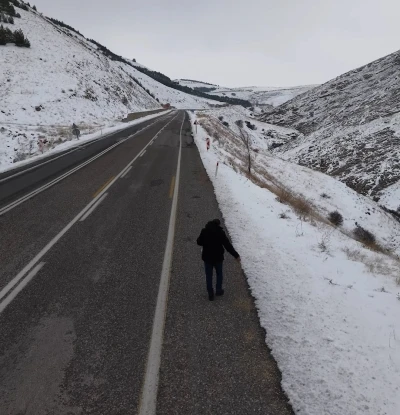 Kuşlar i&ccedil;in yol kenarlarına buğday serptiler
